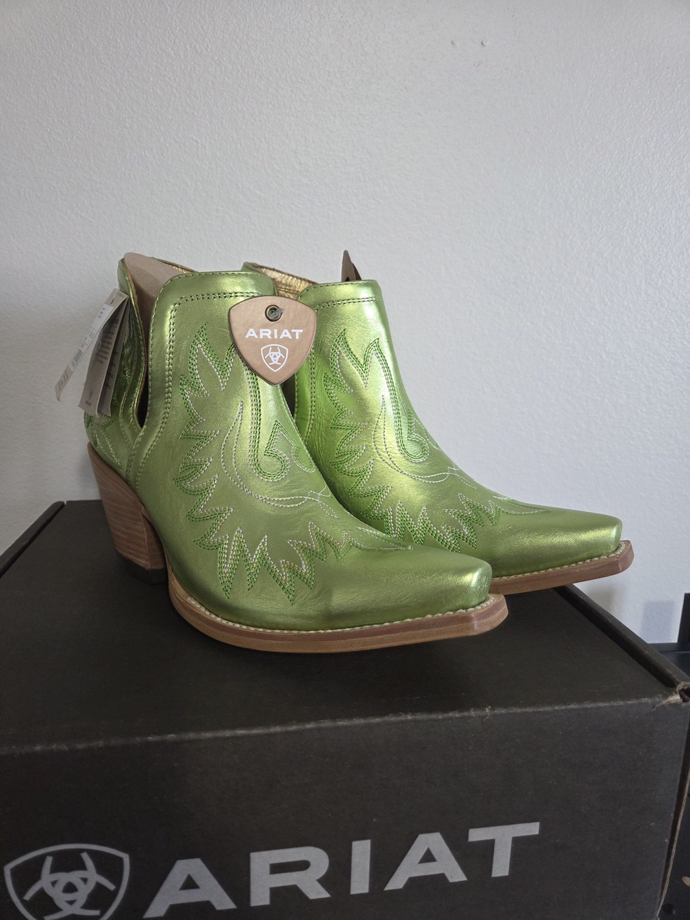 NWT Ariat Dixon Boots, Electric Green Apple, Womens Size 9 - Picture 4 of 9